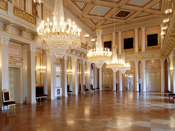 Store festsal med sine store lysekroner. Foto: Kjartan Hauglid, Det kongelige hoff.